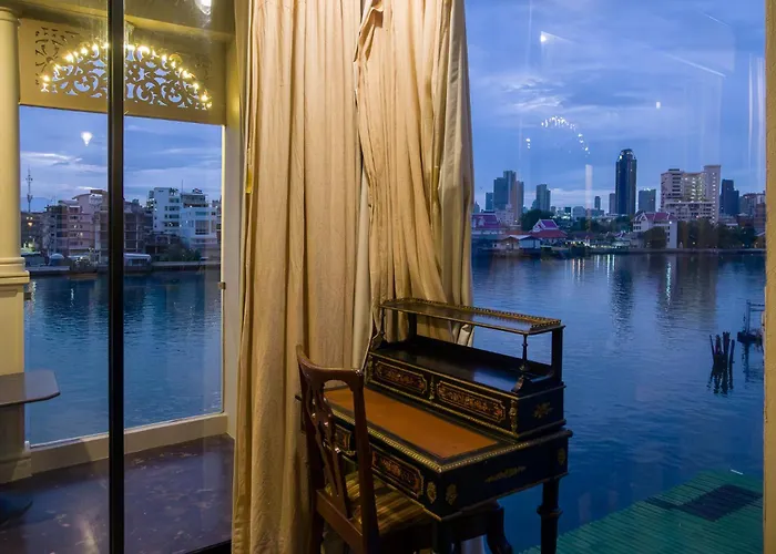 Отель Amdaeng Riverside