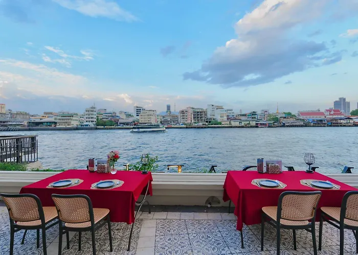 Отель Amdaeng Riverside